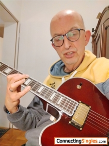 playing a new jazz guitar