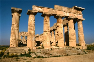 This is a temple wiche belong to "Magna Grecia" an era of history in which Greek civilitation was exported in the south part of Italy before the Roman Empire. In which region of Italy you can find this beautiful temple?