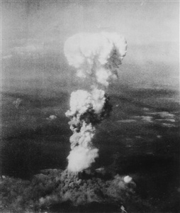 Wich is the name of the city that for the first time was bombed by an nuclear bomb in 1945?